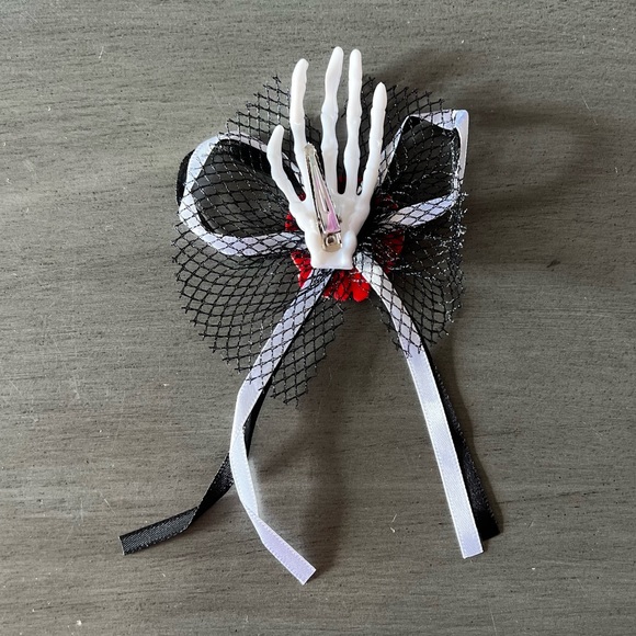 ☠️ Silver Heart Eye Day of Dead Glitter Skeleton Hand Barrette Alligator Clip - Picture 3 of 4